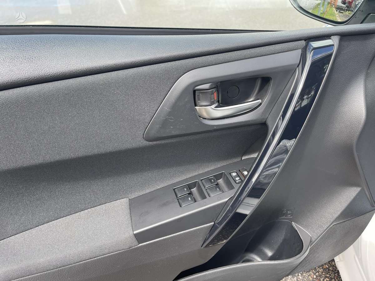 Toyota Auris 2015 — фото 17