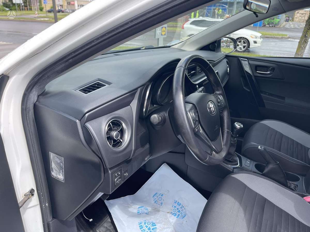 Toyota Auris 2015 — фото 18