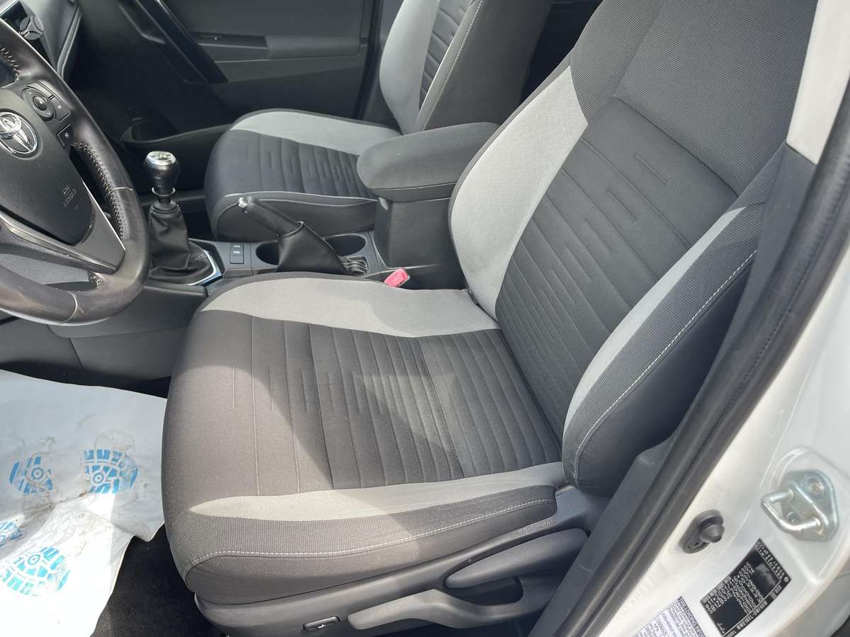 Toyota Auris 2015 — фото 19