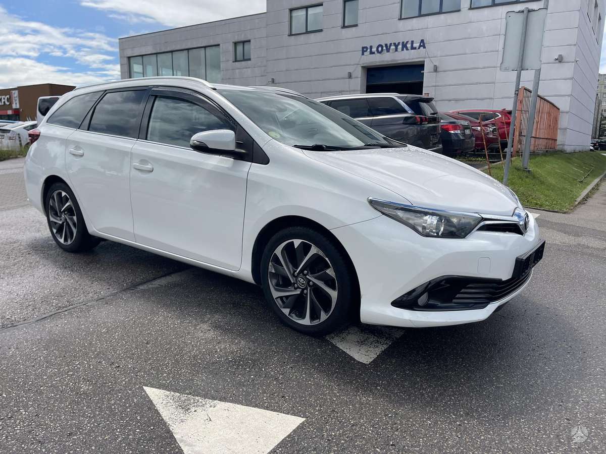Toyota Auris 2015 — вигляд ззаду