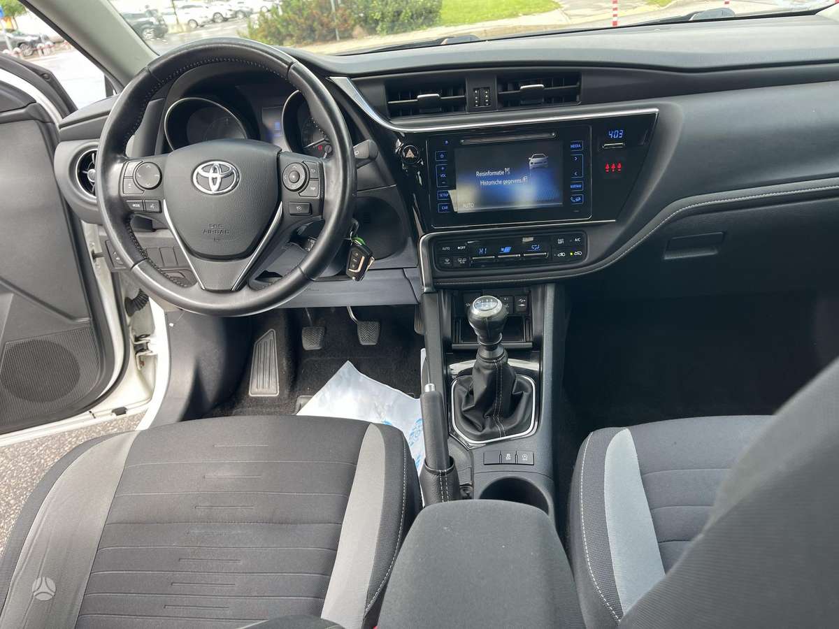Toyota Auris 2015 — фото 26