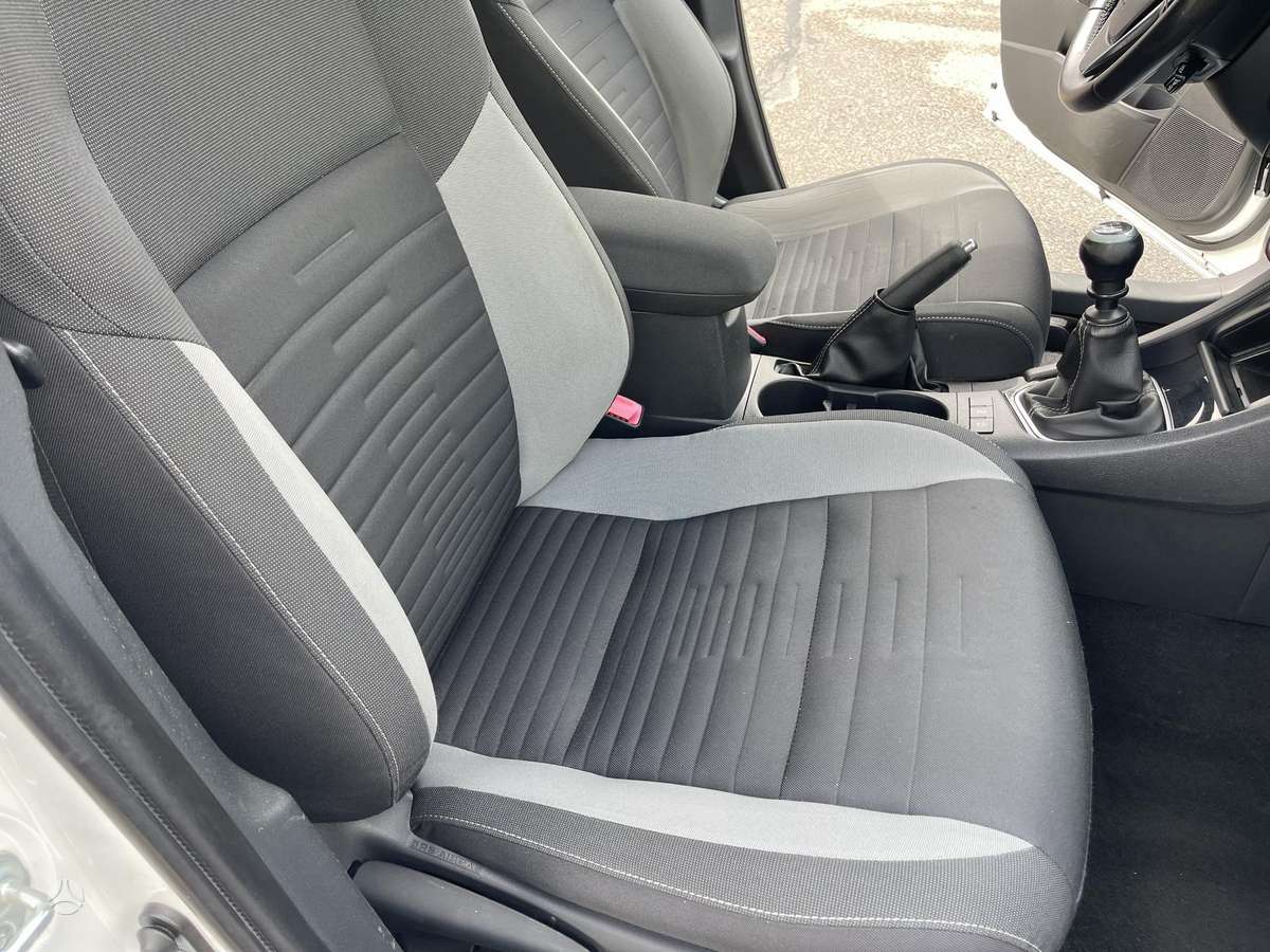 Toyota Auris 2015 — фото 28