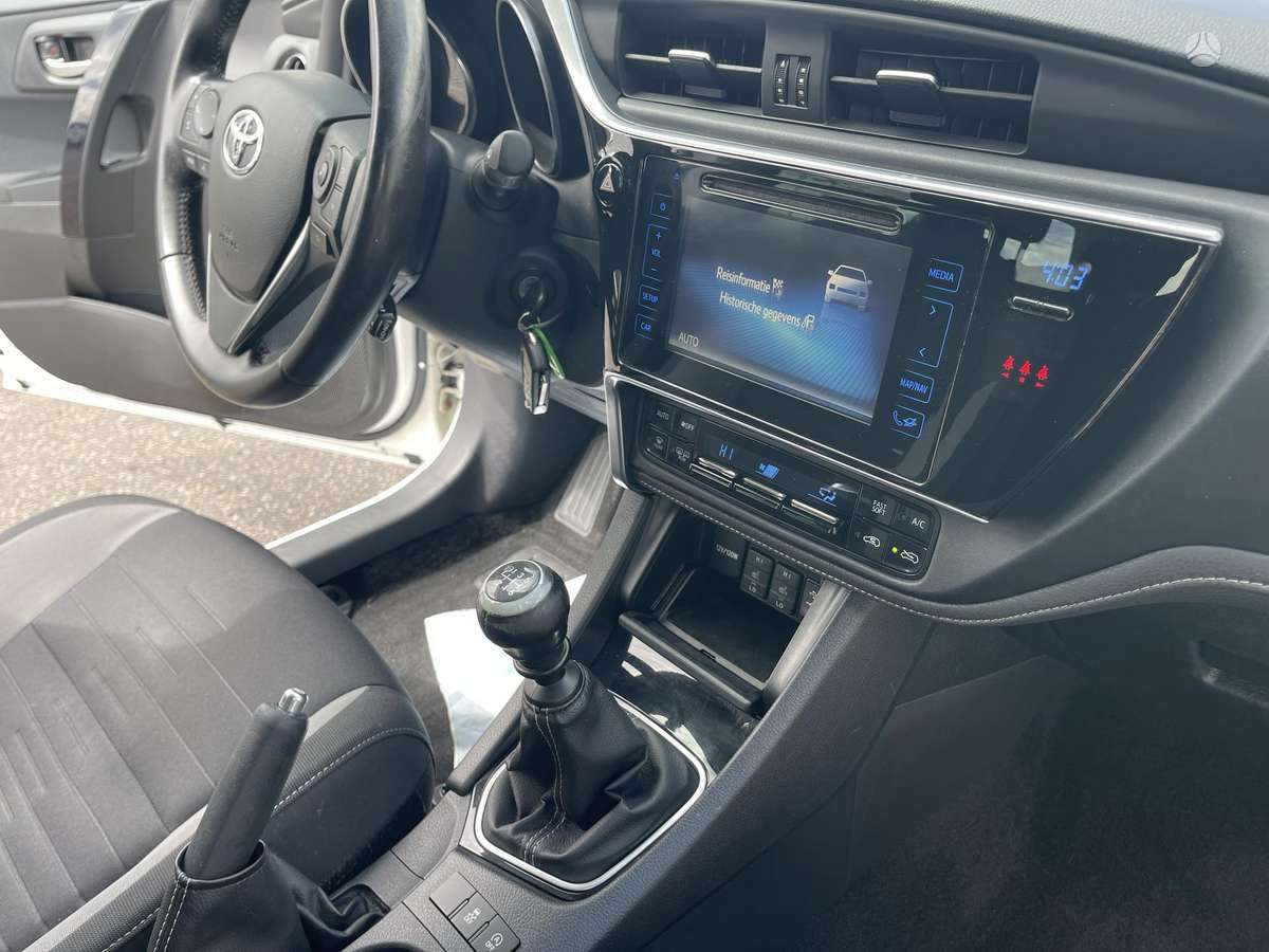 Toyota Auris 2015 — фото 29