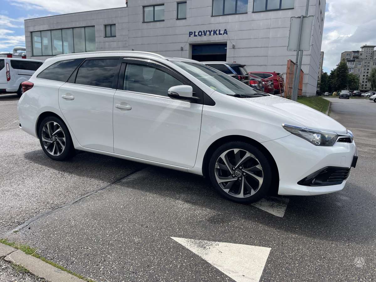 Toyota Auris 2015 — салон