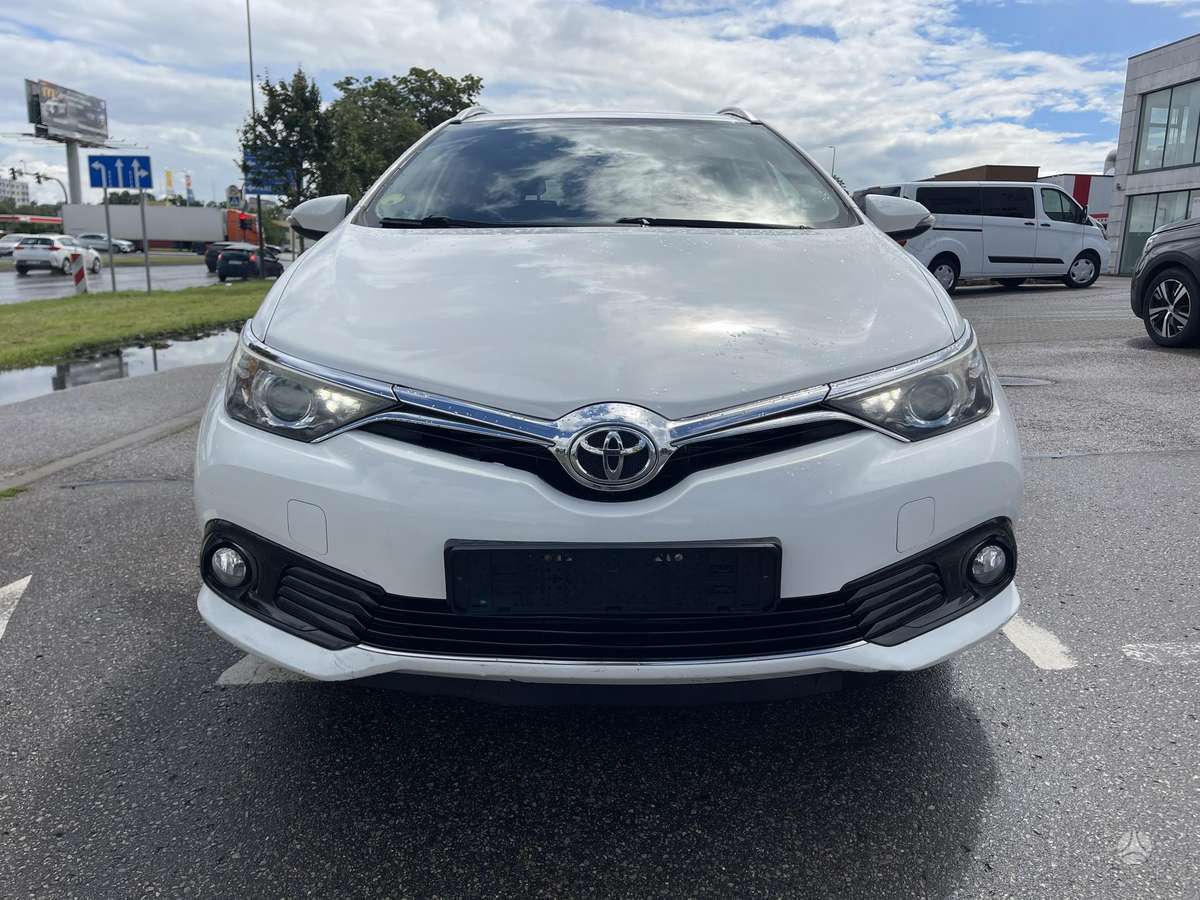 Toyota Auris 2015 — двигун 1598 cm³, 111 HP (82kW)
