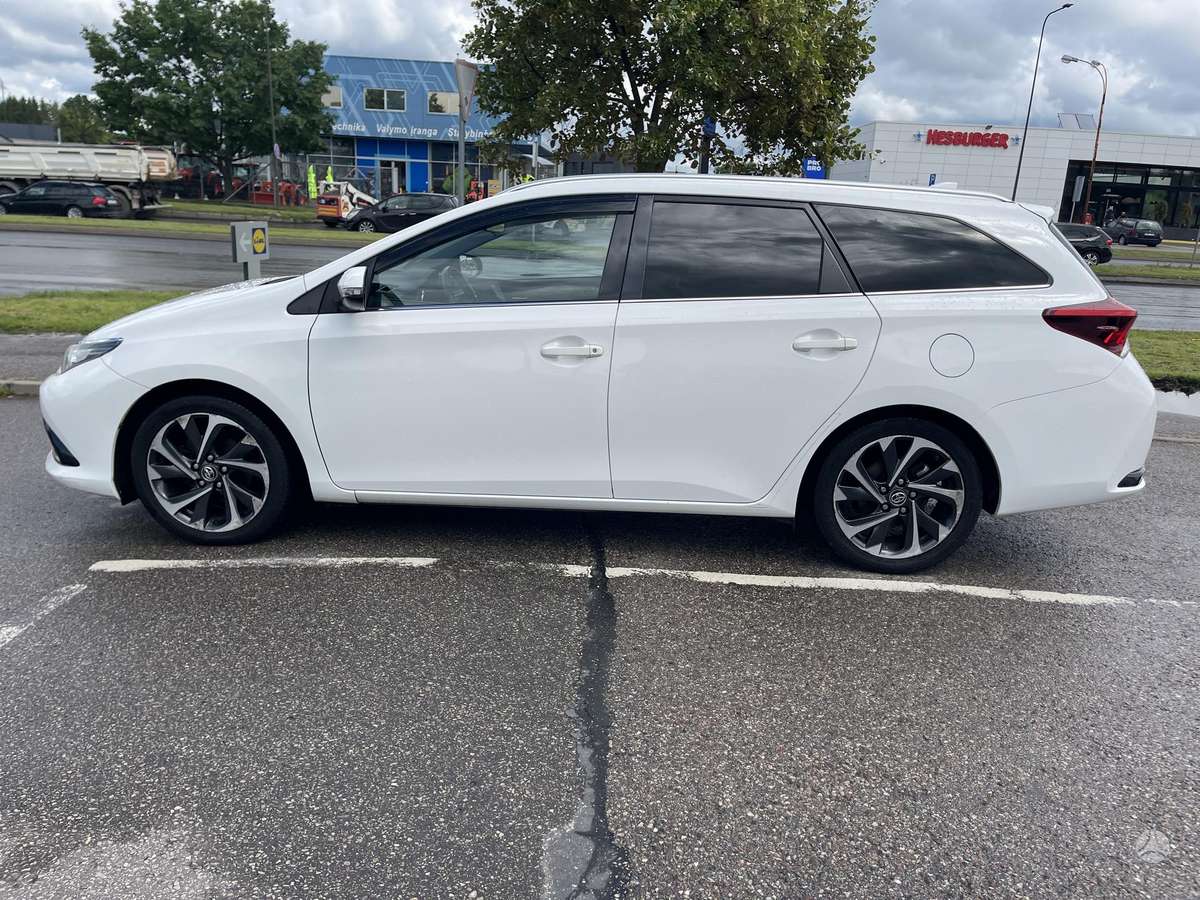 Toyota Auris 2015 — фото 8