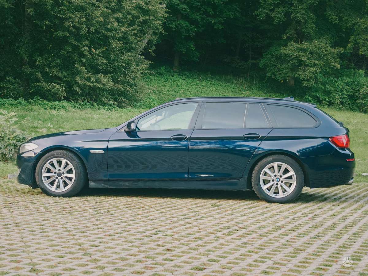 BMW 530 2011 — rear view