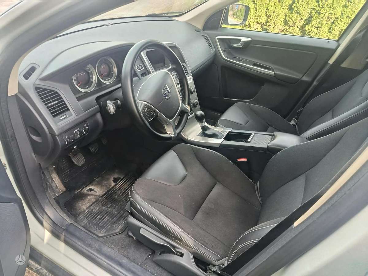 Volvo XC60 2012 — photo 8