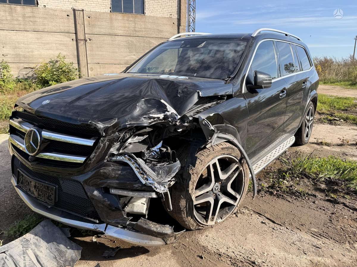 Mercedes-Benz GL350 2015 — rear view