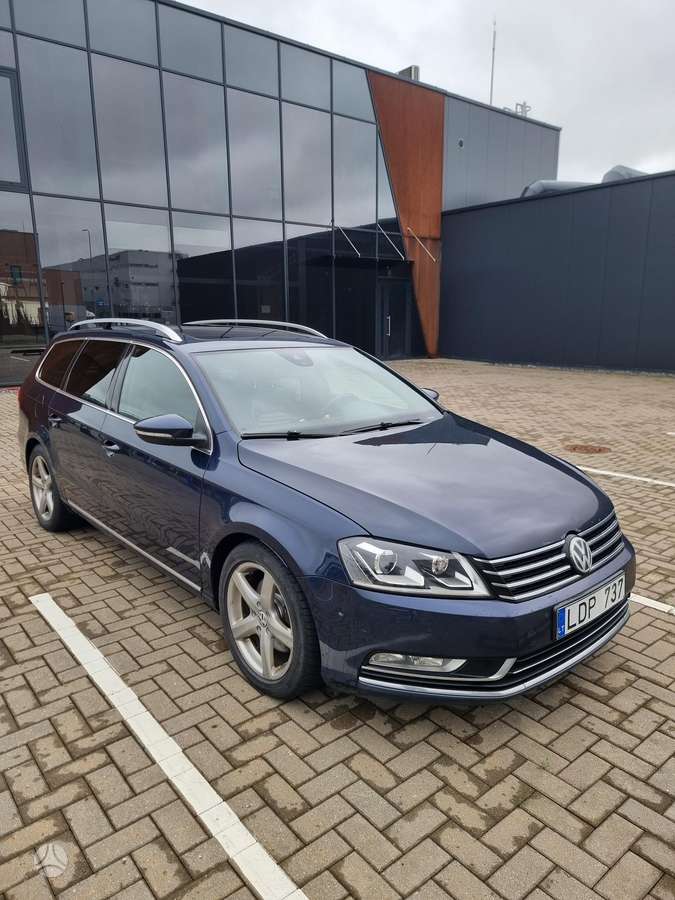 Volkswagen Passat 2013 — rear view