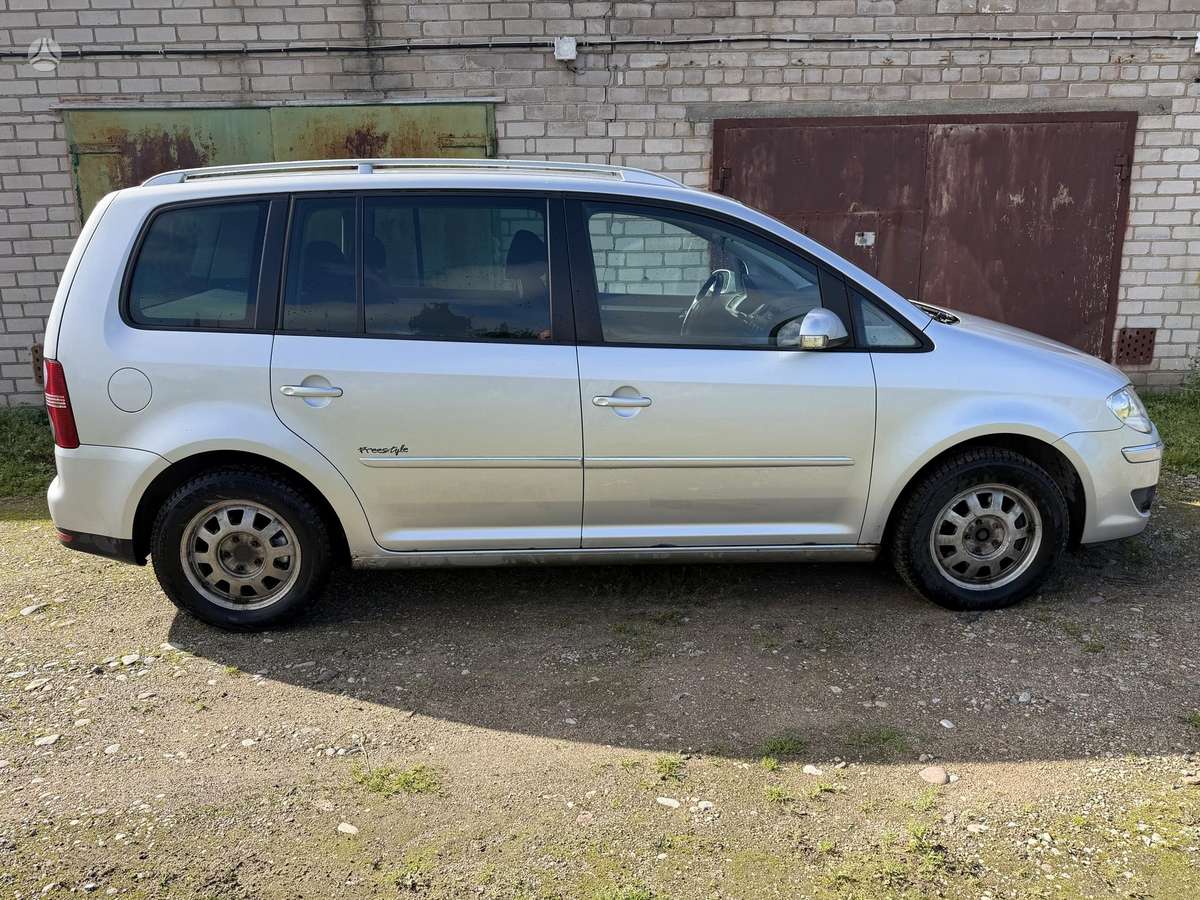 Volkswagen Touran 2007 — вигляд ззаду