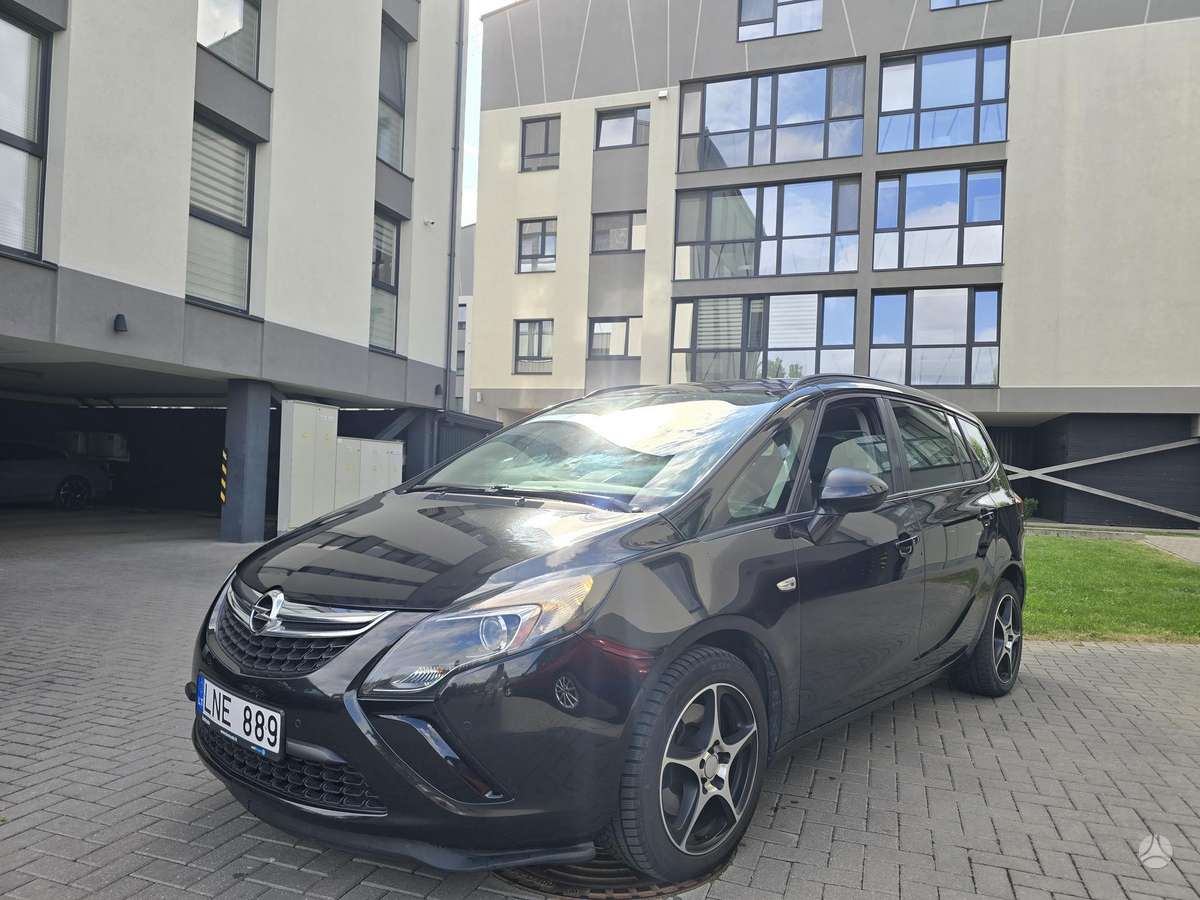 Opel Zafira 2012 — rear view