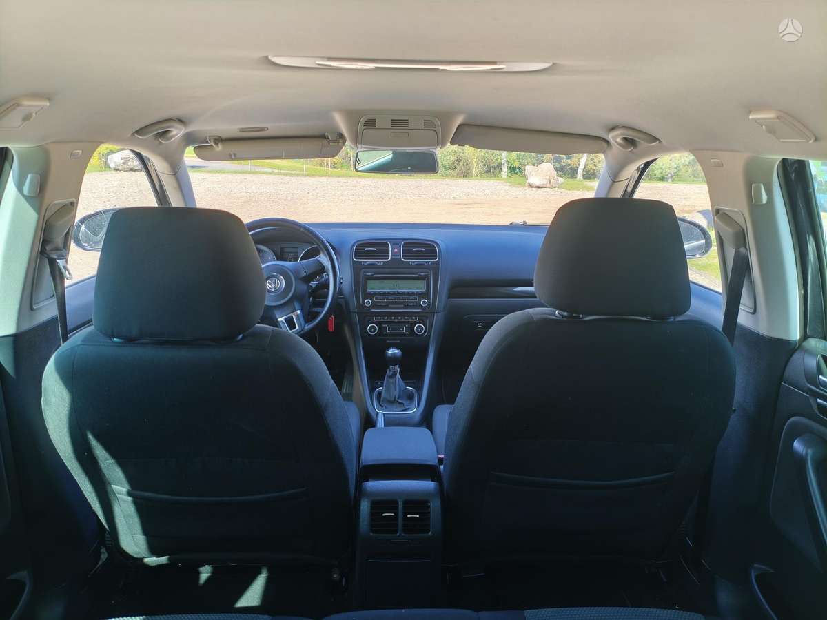 Volkswagen Golf 2011 — rear view