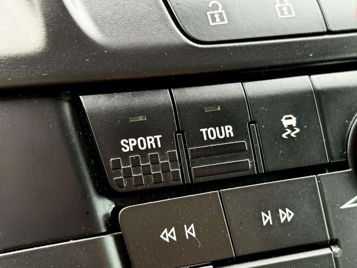 Opel Insignia 2010 — photo 18
