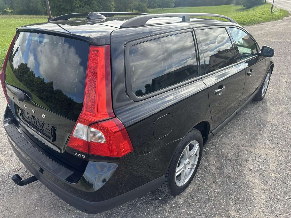 Volvo V70 2010 — photo 12
