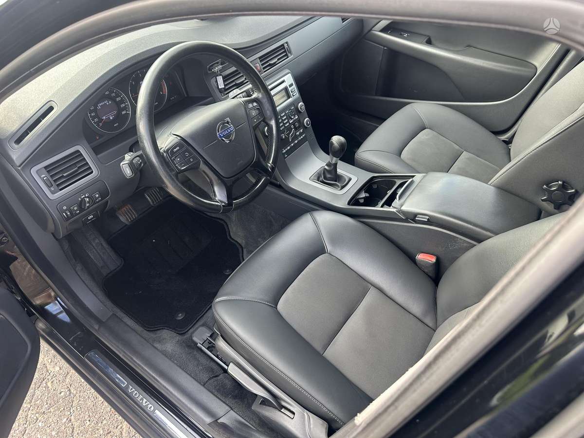 Volvo V70 2010 — photo 13