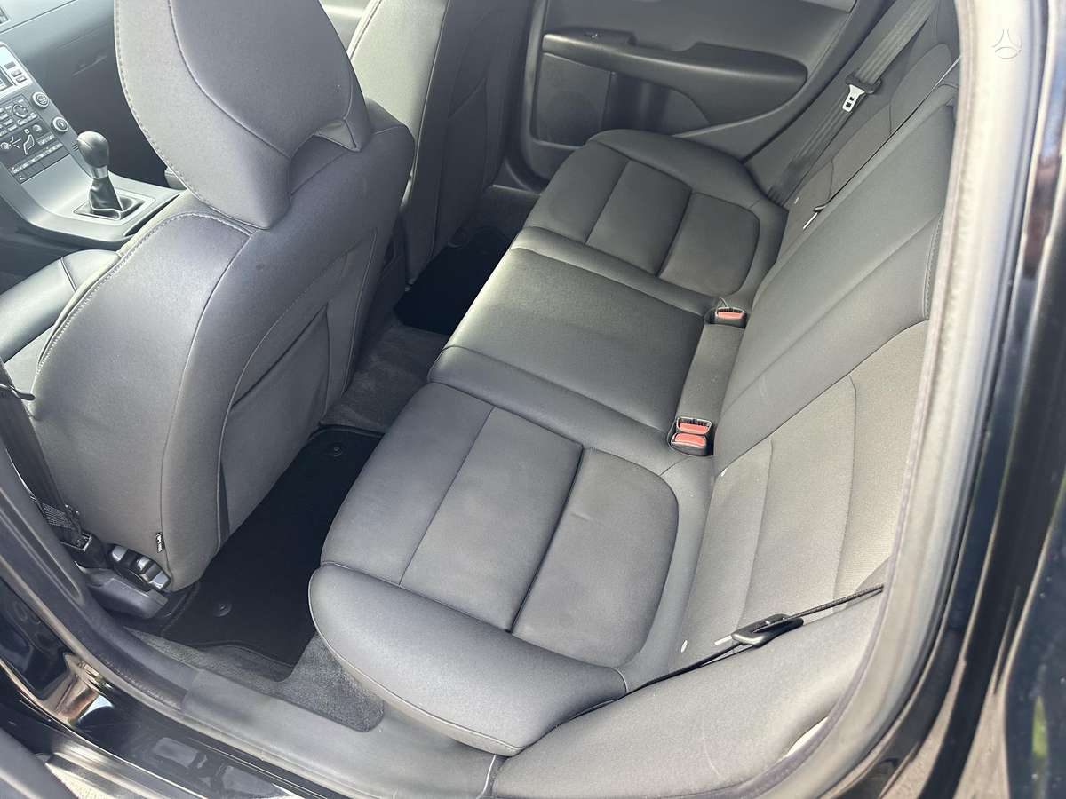 Volvo V70 2010 — photo 14