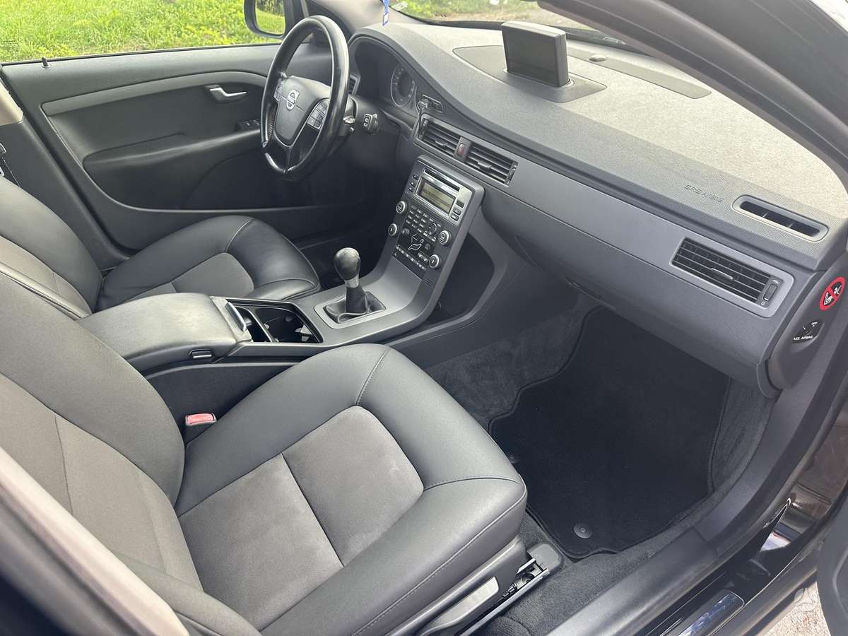 Volvo V70 2010 — photo 15