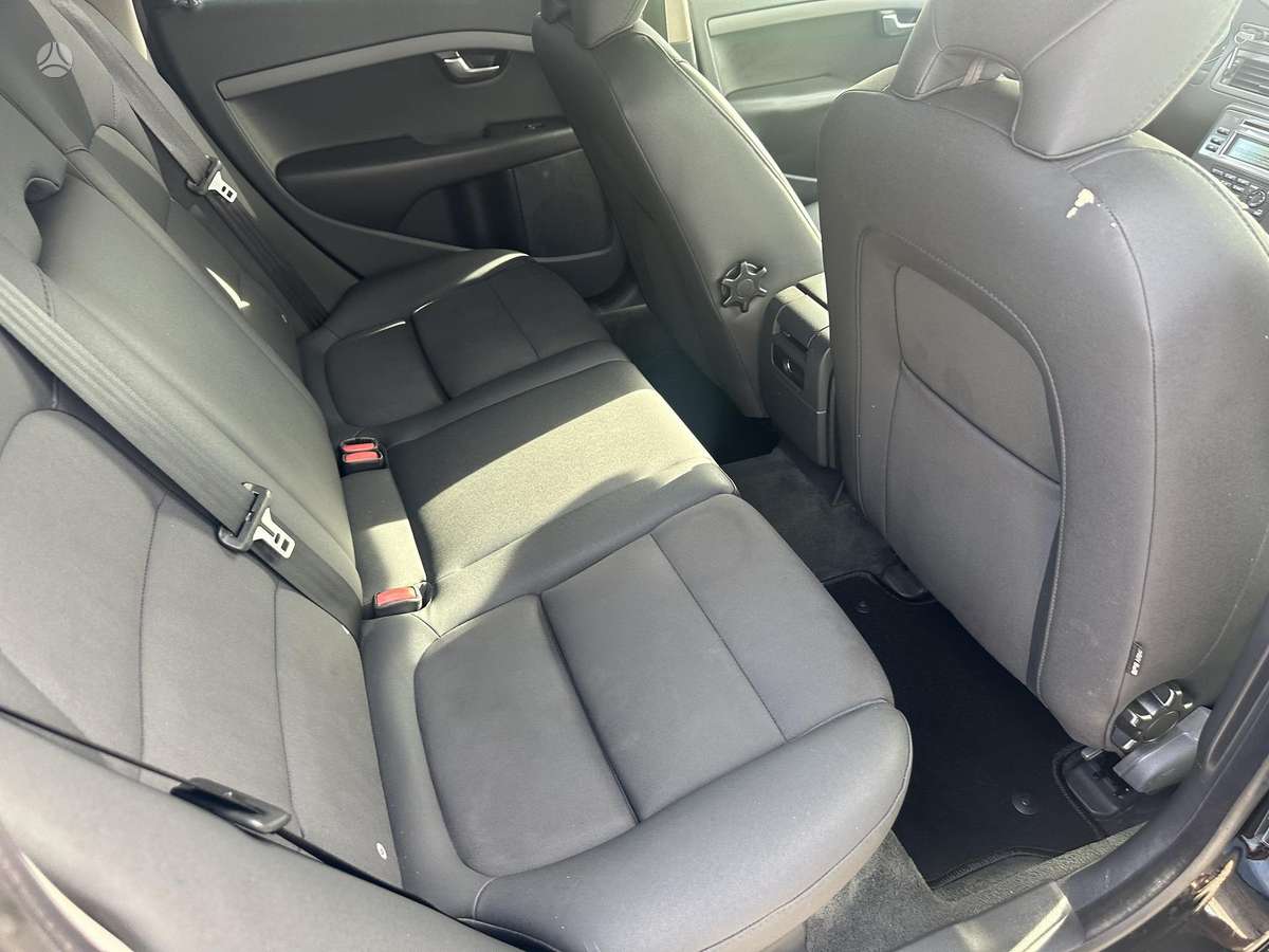 Volvo V70 2010 — photo 16