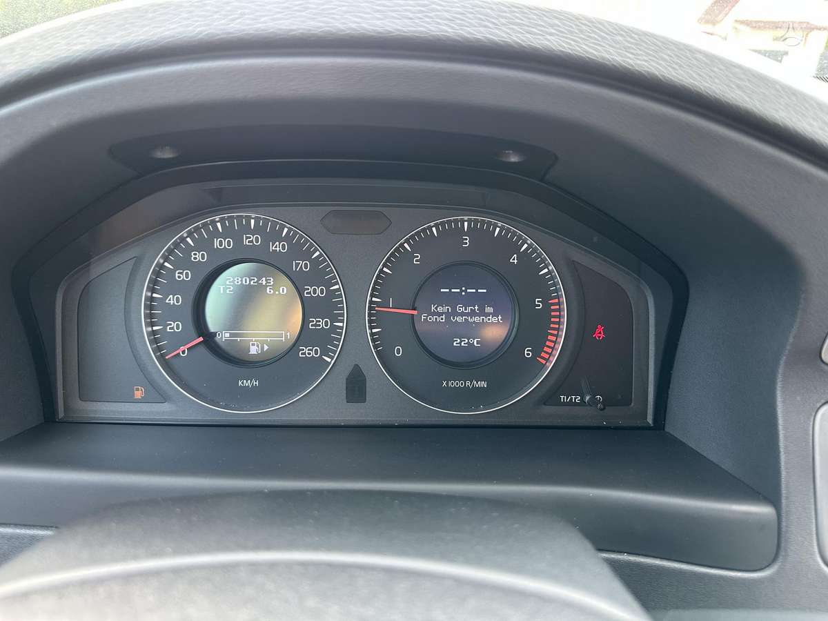 Volvo V70 2010 — photo 17