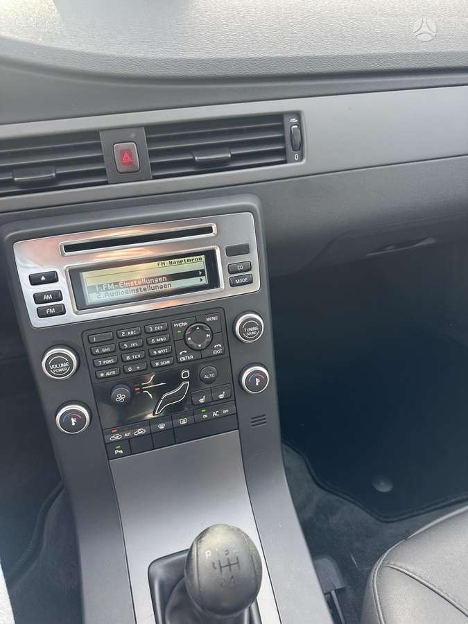 Volvo V70 2010 — photo 18