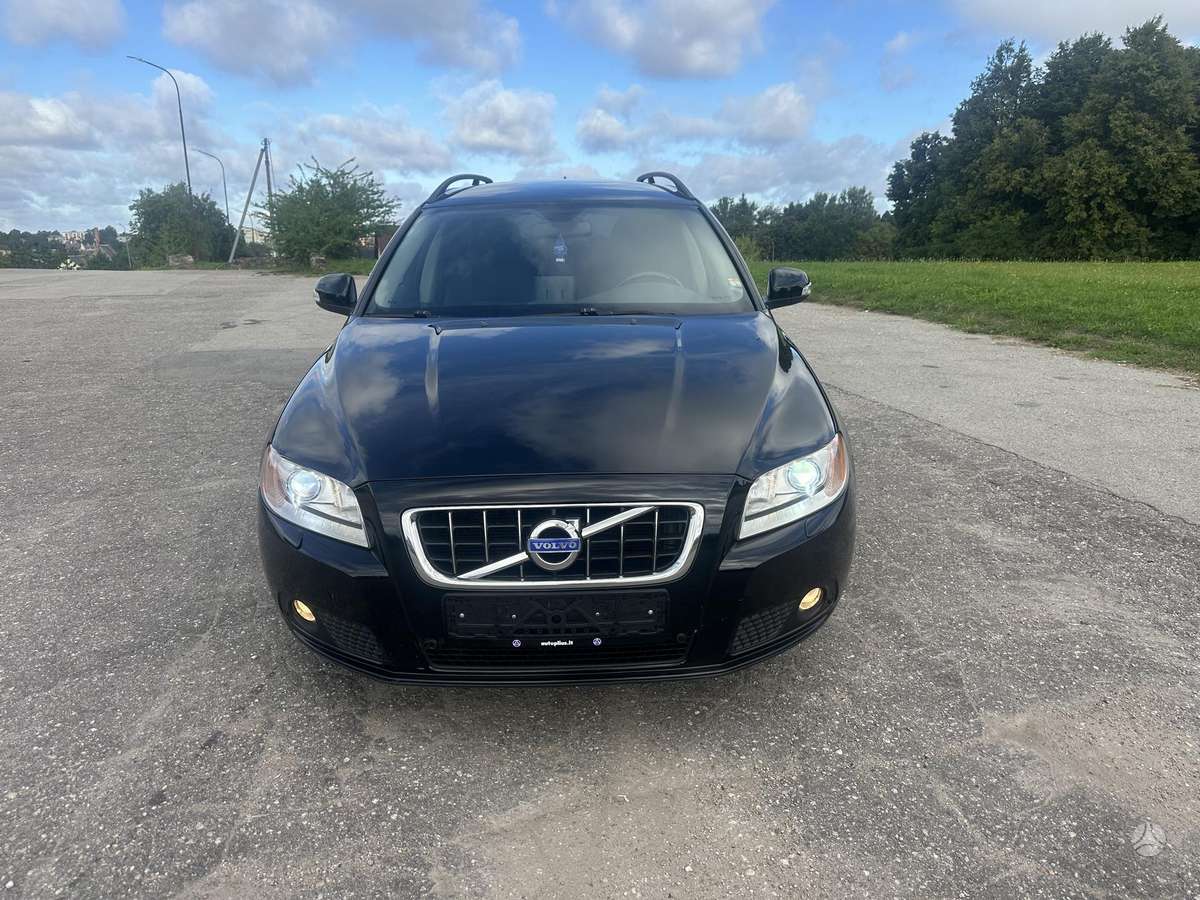 Volvo V70 2010 — rear view