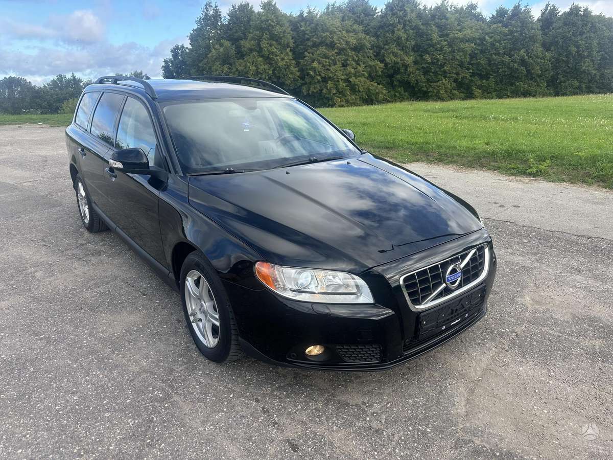 Volvo V70 2010 — interior