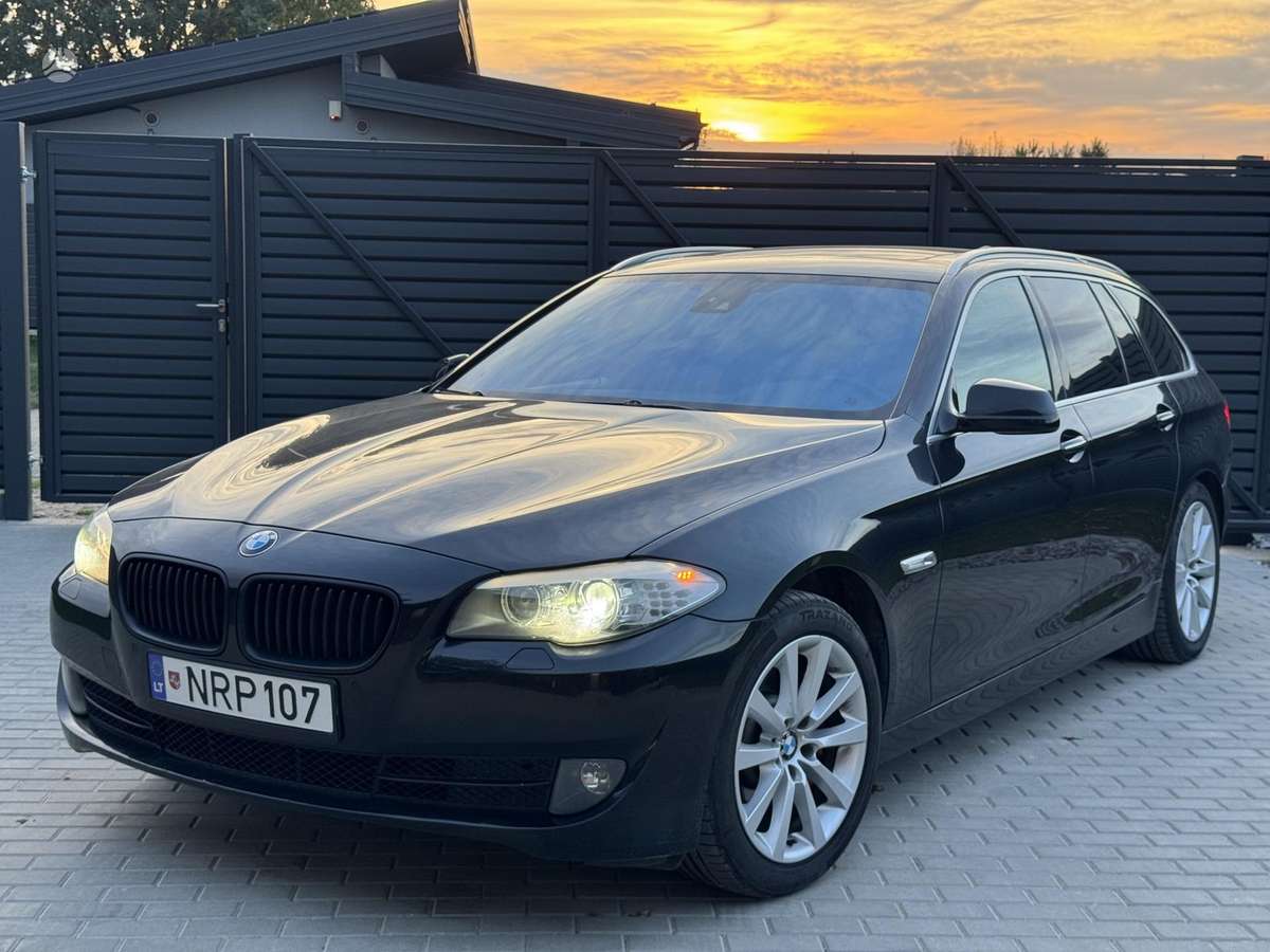 BMW 520 2012 — салон