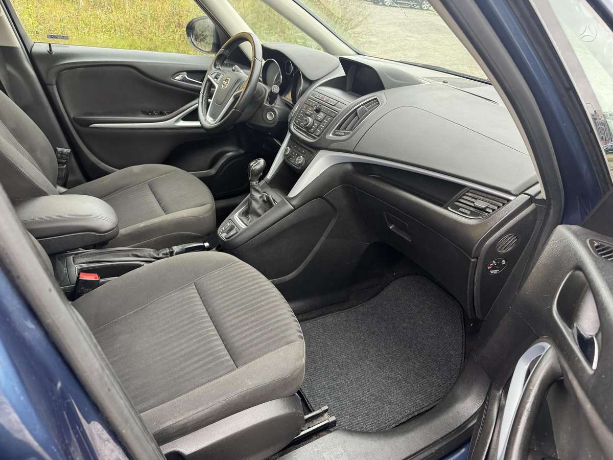 Opel Zafira 2015 — фото 13