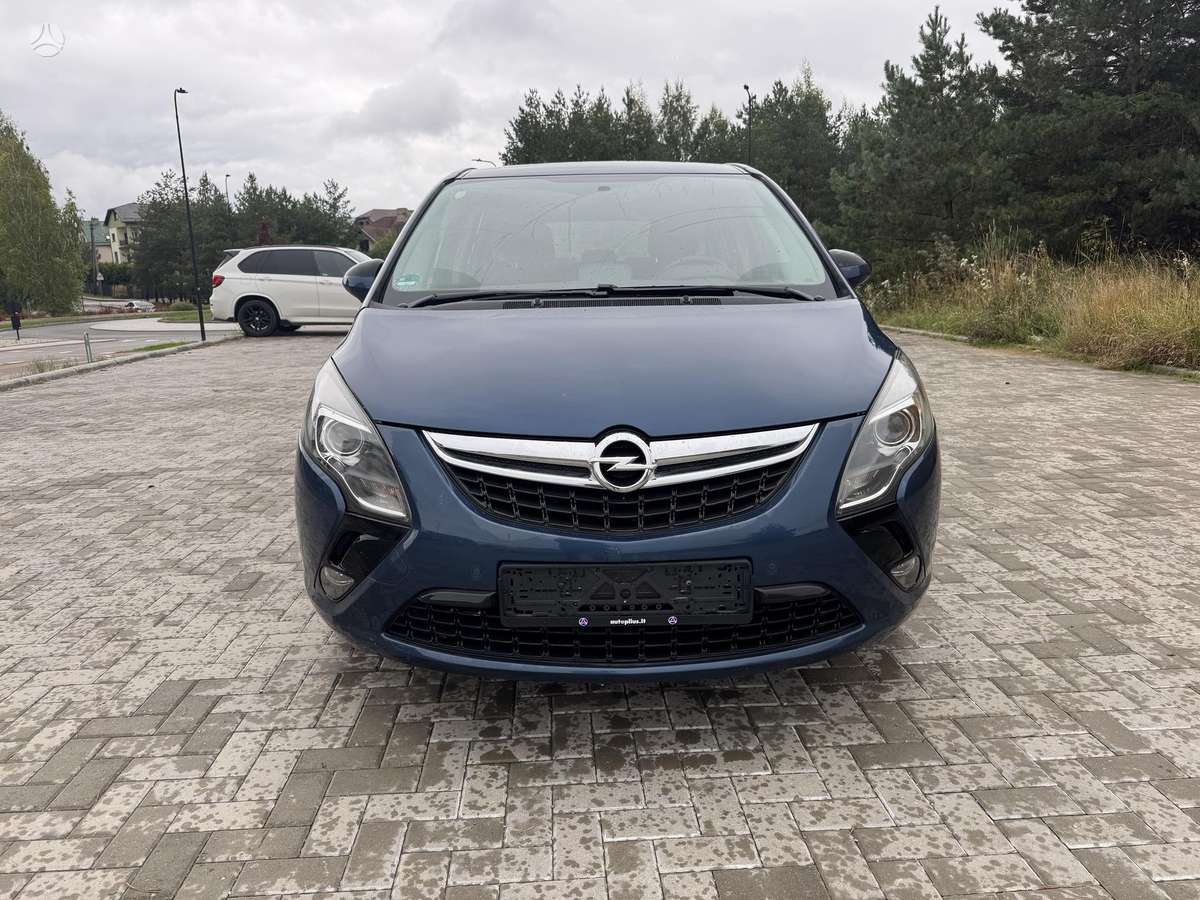 Opel Zafira 2015 — вигляд ззаду