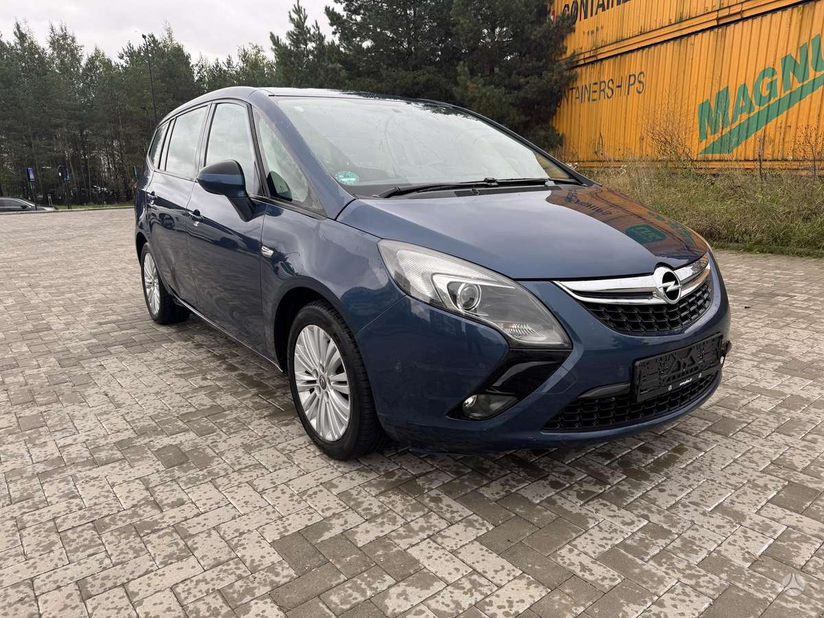Opel Zafira 2015 — салон