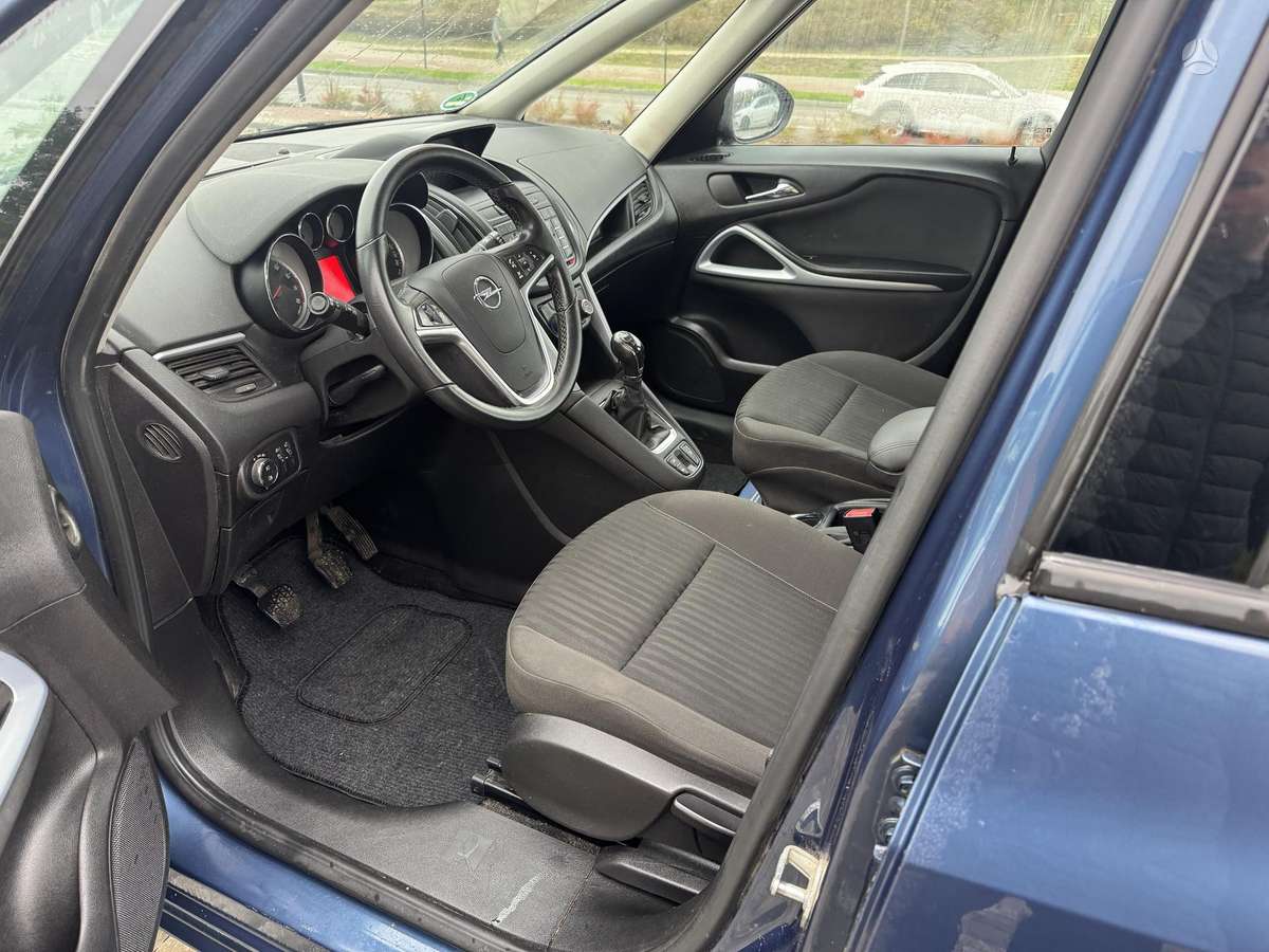 Opel Zafira 2015 — фото 9