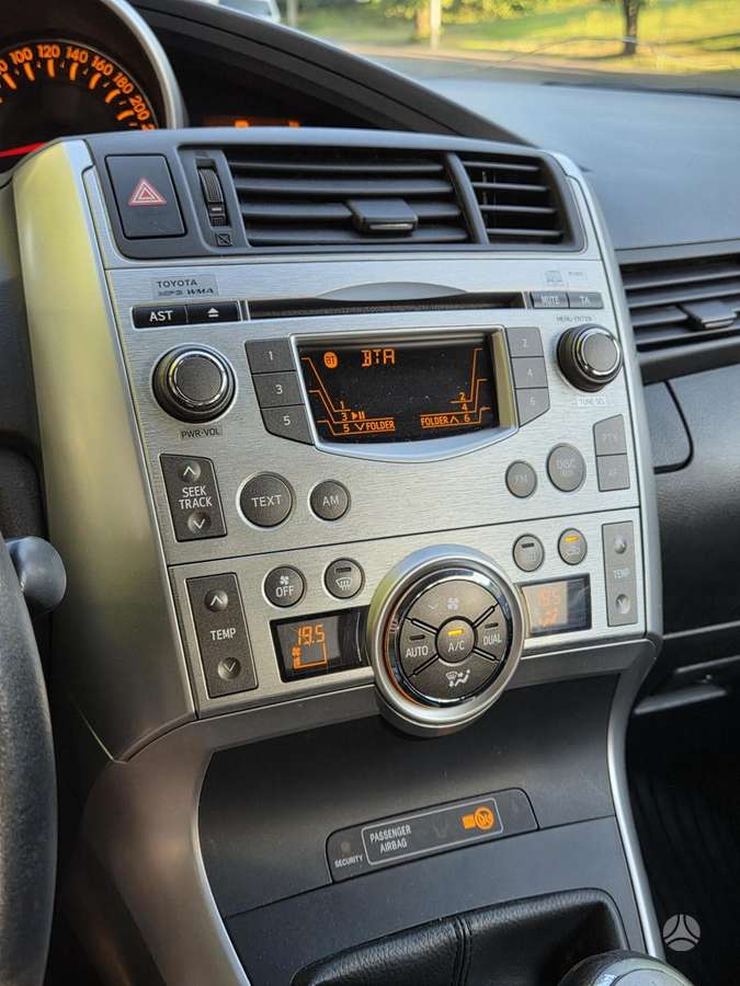 Toyota Verso 2011 — engine 1998 cm³, 126 HP (93kW)