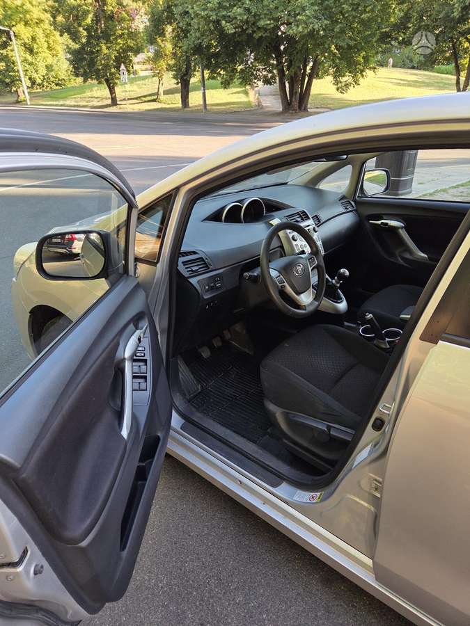Toyota Verso 2011 — photo 8