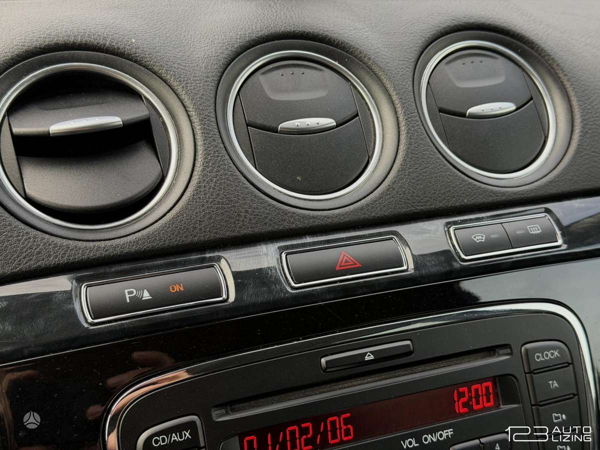 Ford Galaxy 2011 — photo 18