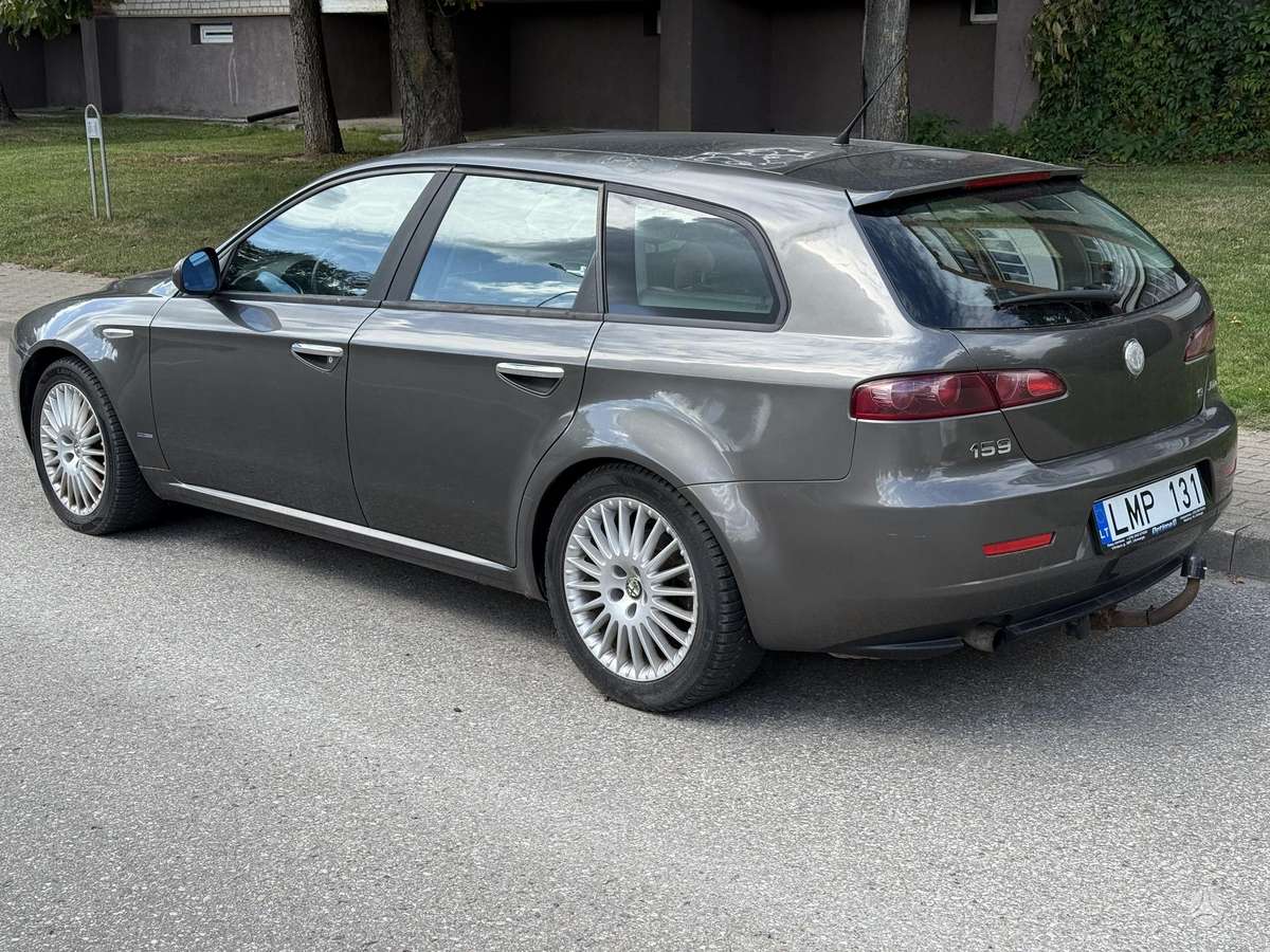 Alfa Romeo 2008 — rear view