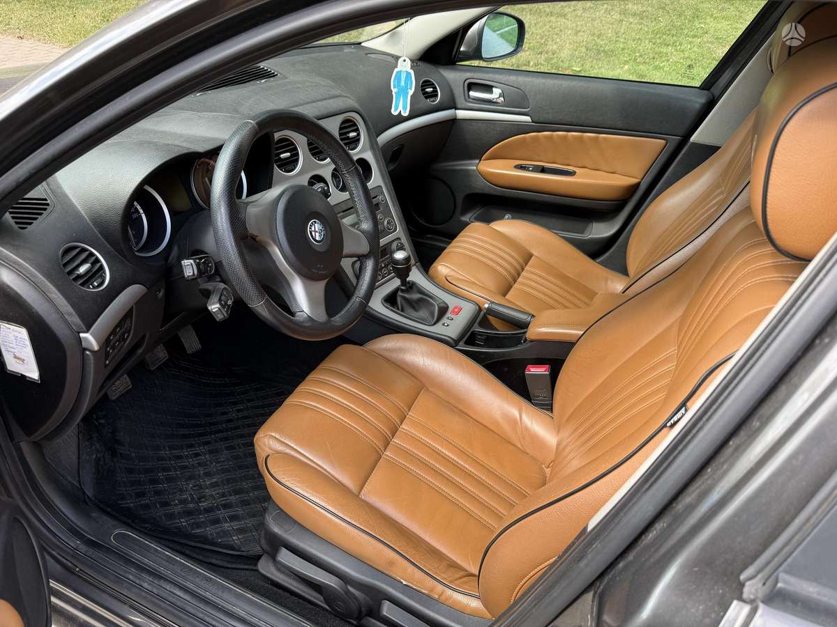 Alfa Romeo 2008 — interior