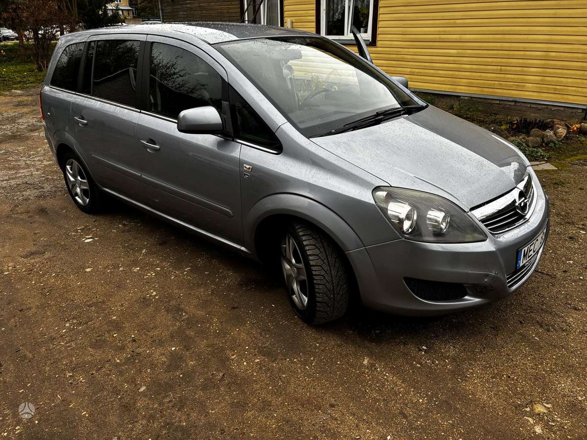 Opel Zafira 2010 — rear view