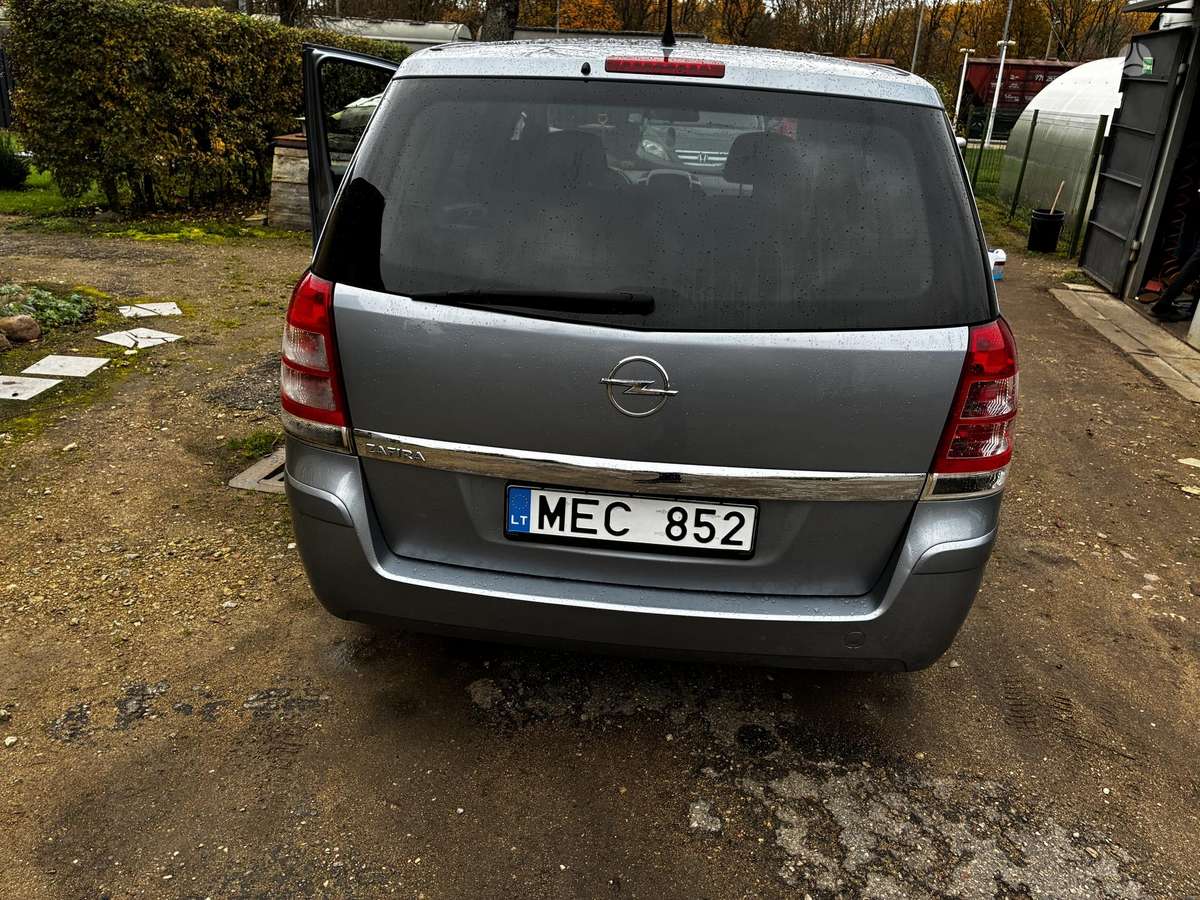 Opel Zafira 2010 — interior