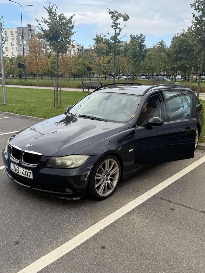 BMW 320 2008 — вигляд ззаду