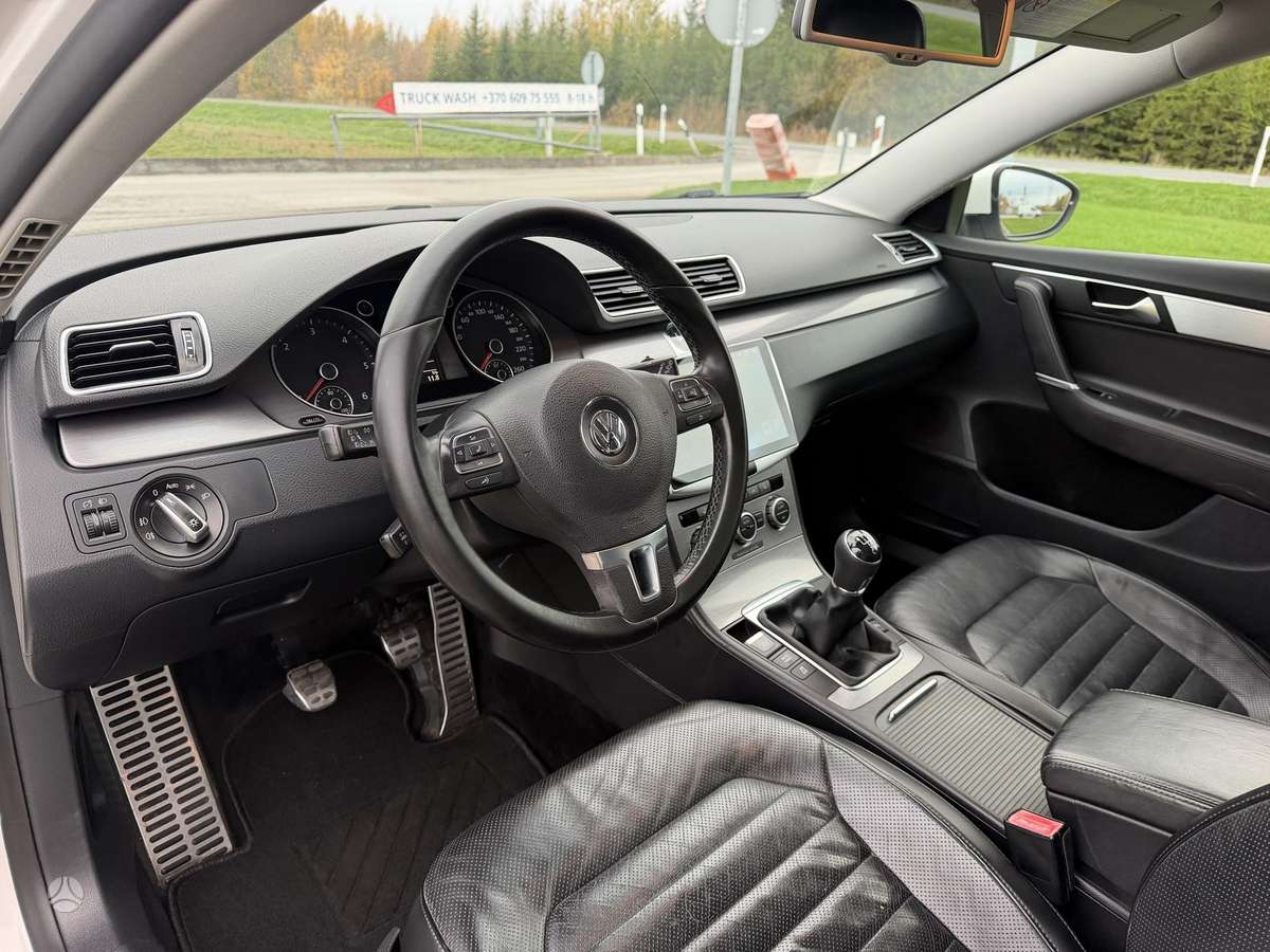 Volkswagen Passat 2012 — photo 15