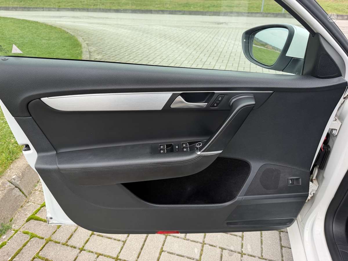 Volkswagen Passat 2012 — photo 19