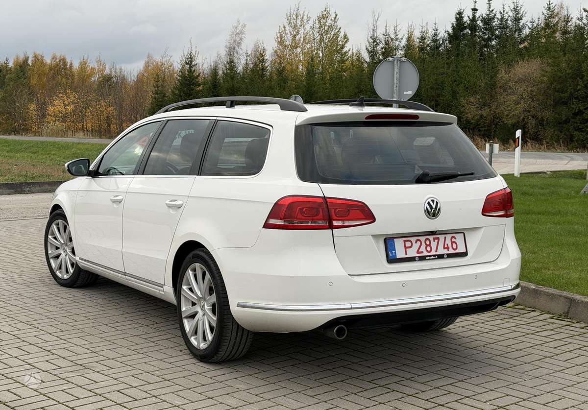 Volkswagen Passat 2012 — rear view