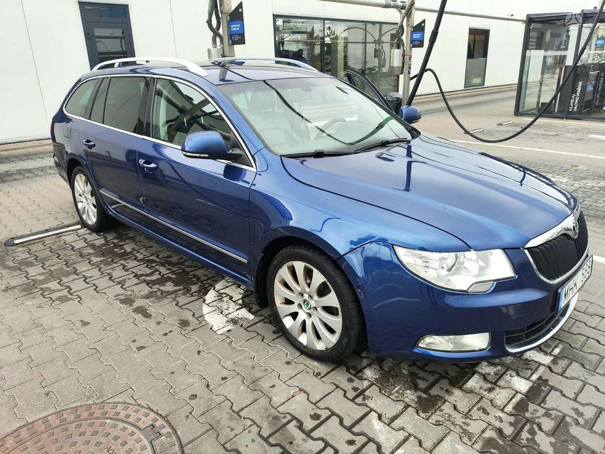 Skoda Superb 2011 — rear view