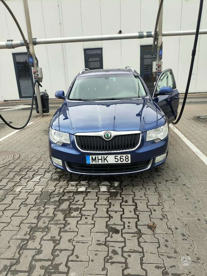 Skoda Superb 2011 — interior