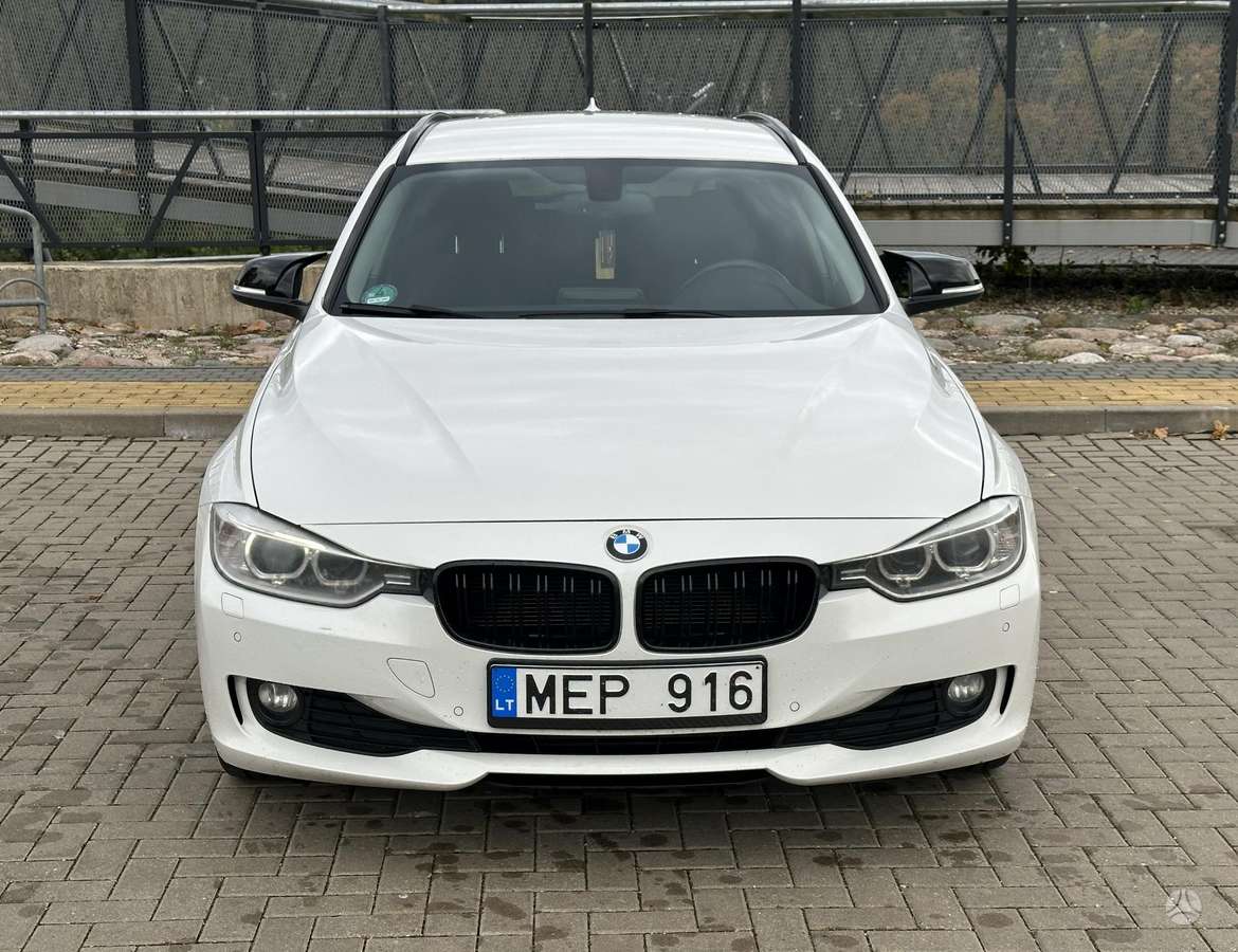 BMW 318 2013 — interior