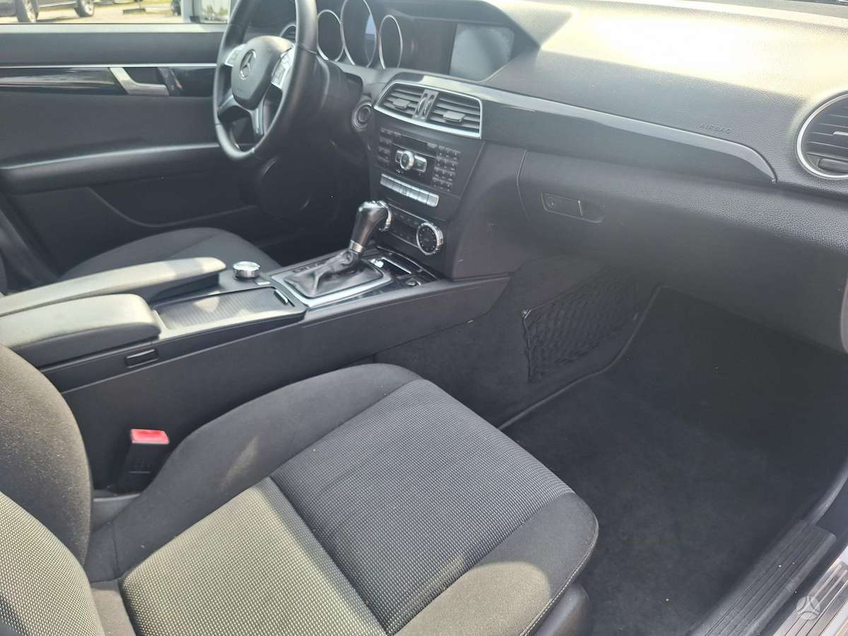 Mercedes-Benz C200 2012 — photo 13