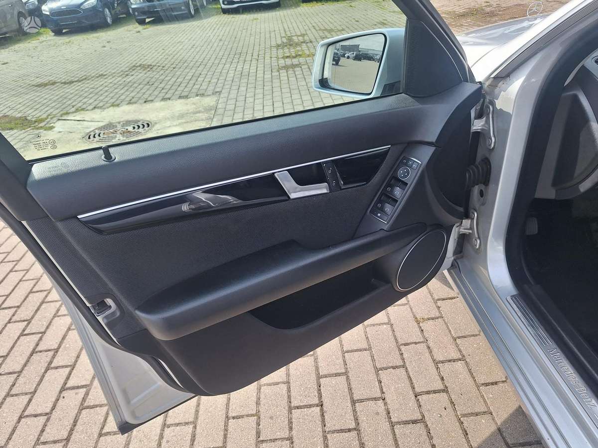 Mercedes-Benz C200 2012 — photo 14
