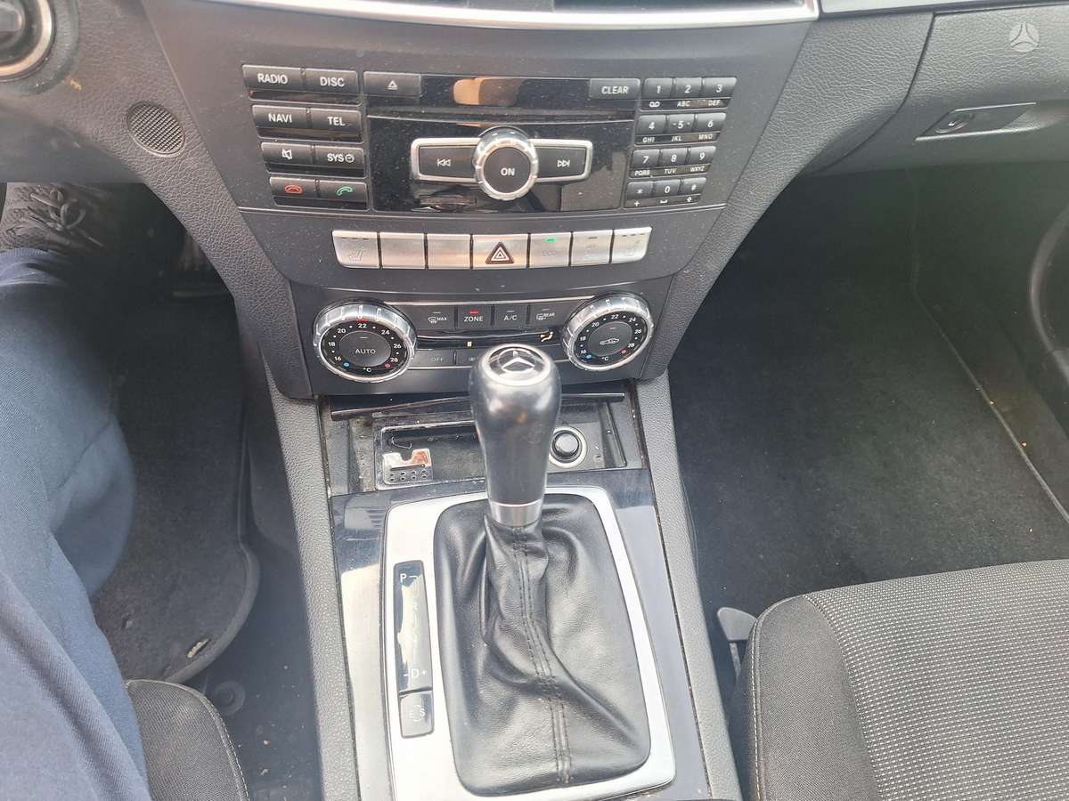 Mercedes-Benz C200 2012 — photo 16