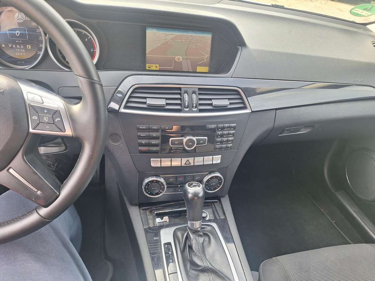 Mercedes-Benz C200 2012 — photo 17